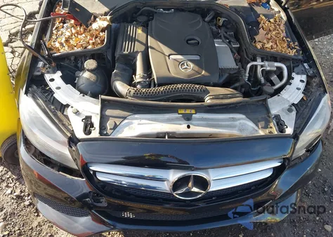 2017 Mercedes-Benz C 300 z USA, uszkodzony, nr VIN 55SWF4JB7HU186678